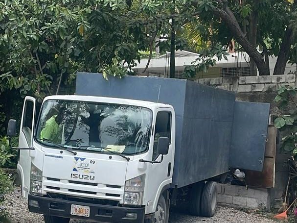 Camion TropiClean sur un site boisé
