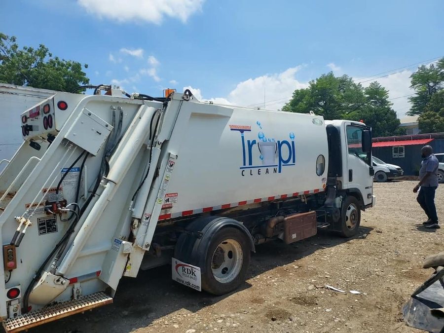 Camion benne tasseuse TropiClean pour la collecte des ordures