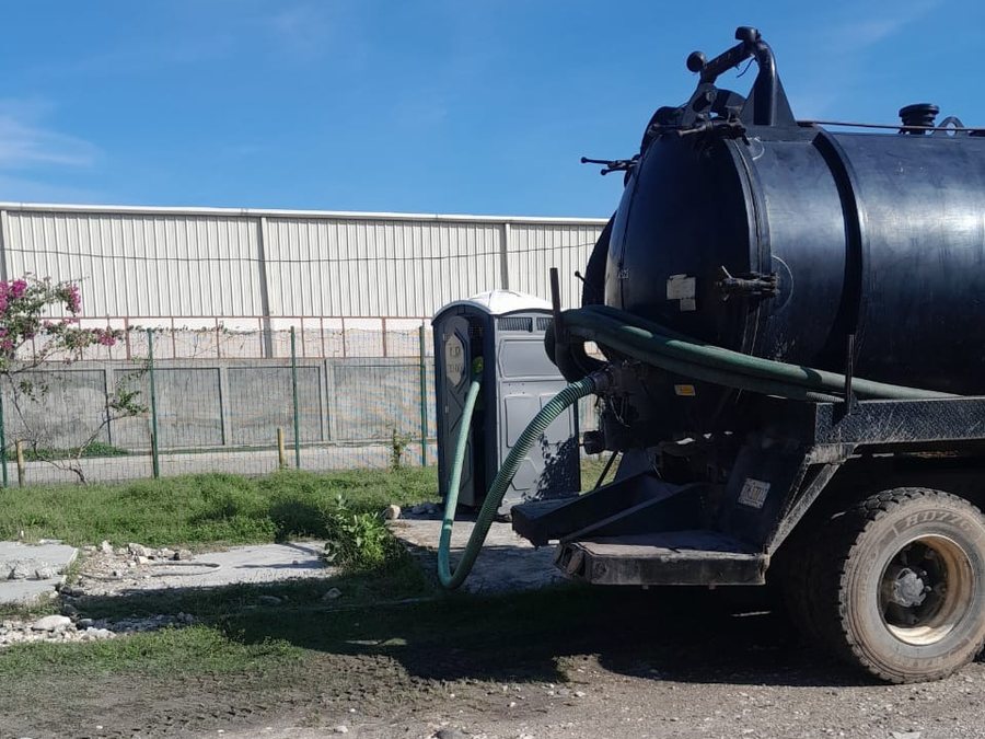 Camion-citerne de vidange TropiClean sur un site client