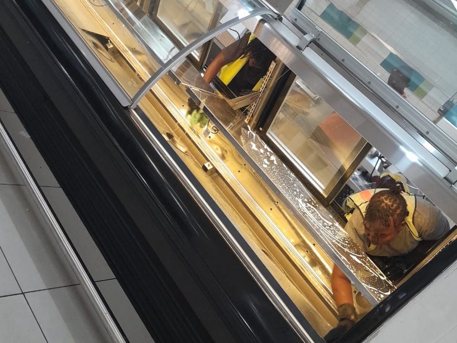 Nettoyage d'un comptoir réfrigéré en cuisine professionnelle