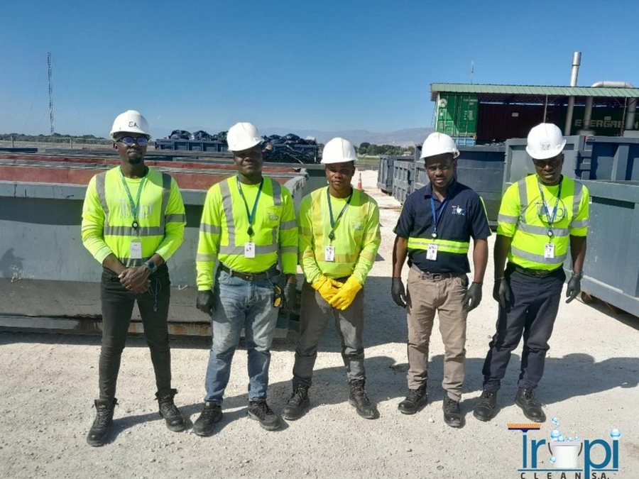 L'équipe TropiClean en tenue de travail et casques de chantier
