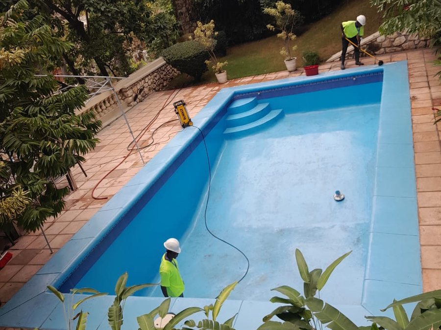 Nettoyage et entretien d'une piscine par TropiClean