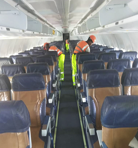 Équipe TropiClean nettoyant la cabine d'un avion