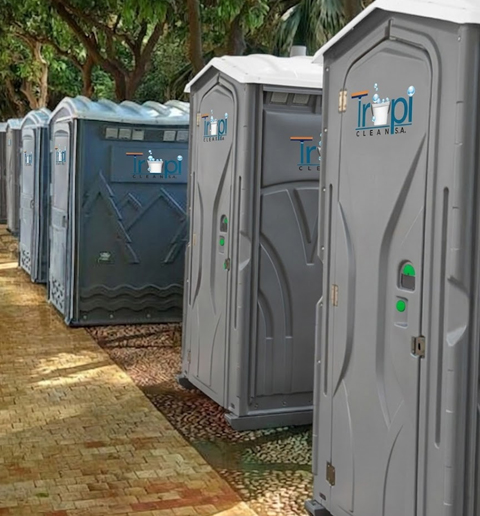 Toilettes portables TropiClean installées sur un site