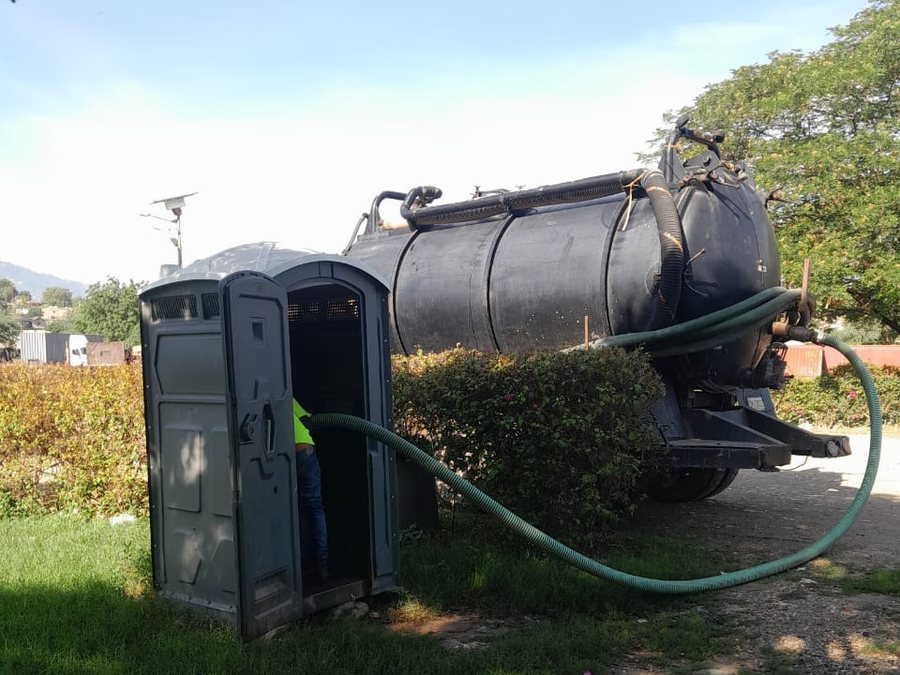 Vidange d'une toilette portable sur site